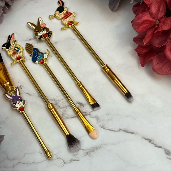 Alice in Wonderland Gold 5 Piece Makeup Brush Set - Picture 6 of 16